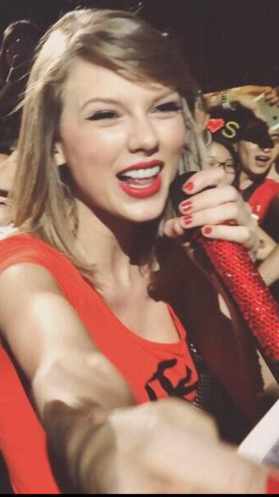talkswifttome's tweet photo. IMAGINE HAVING HER THIS CLOSE TO YOU OH MY http://t.co/AzHF5orsJE