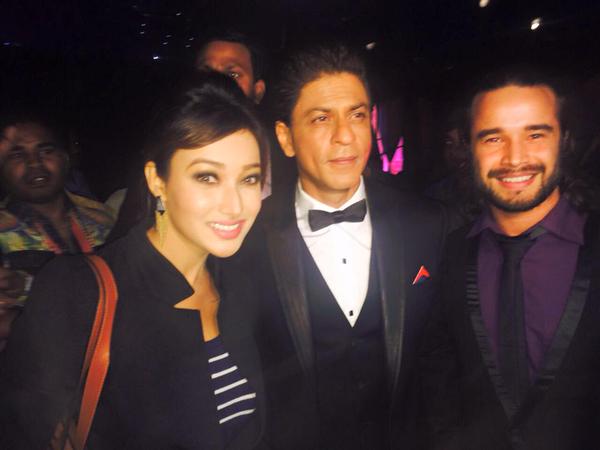SRKCHENNAIFC's tweet photo. Snapshots : @abhilashkr31 with Shah Rukh Khan (@iamsrk) at 21st #LifeOKScreenAwards 2015. http://t.co/xld5FVSTAP