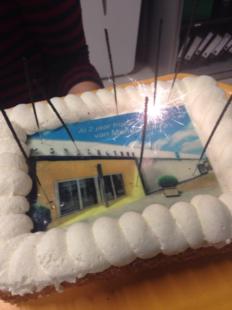 HMENL's tweet photo. Feest!!! Alweer 2 jaar @deManufactuur!! Thnx @Kim_van_Bakel denkt ook aan alles! http://t.co/K1mGQHMj4z