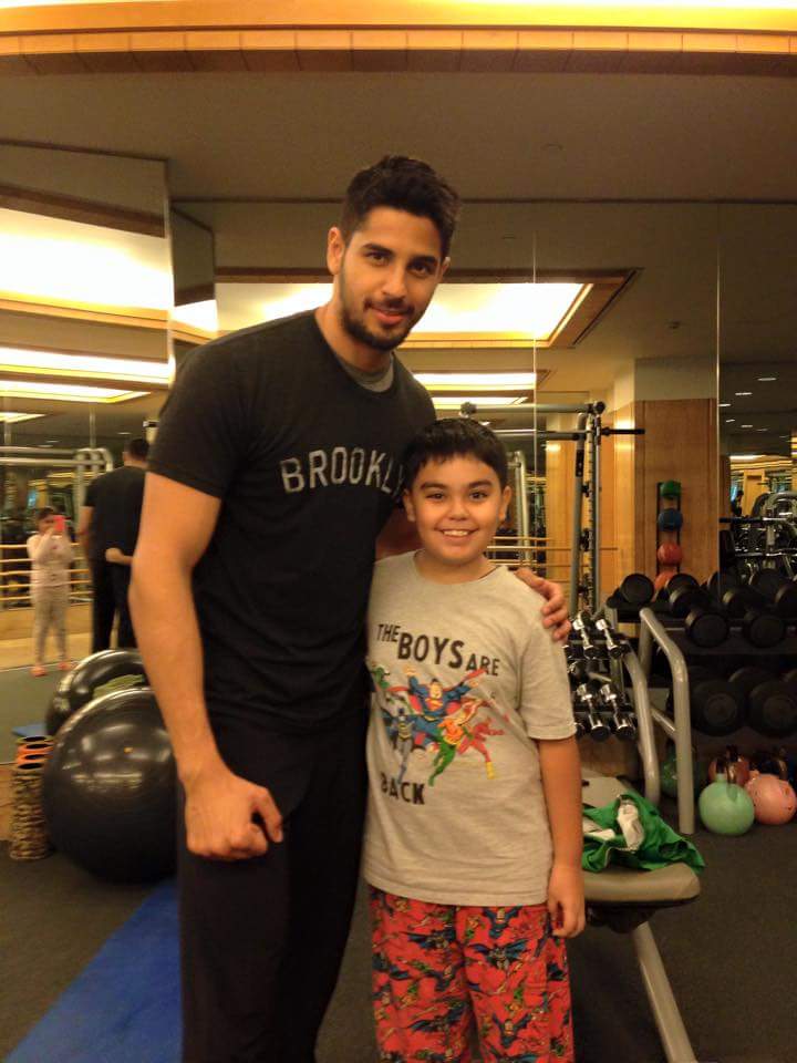 Happy Birthday Sidharth Malhotra.
He loves his fans to d infinity and beyond 