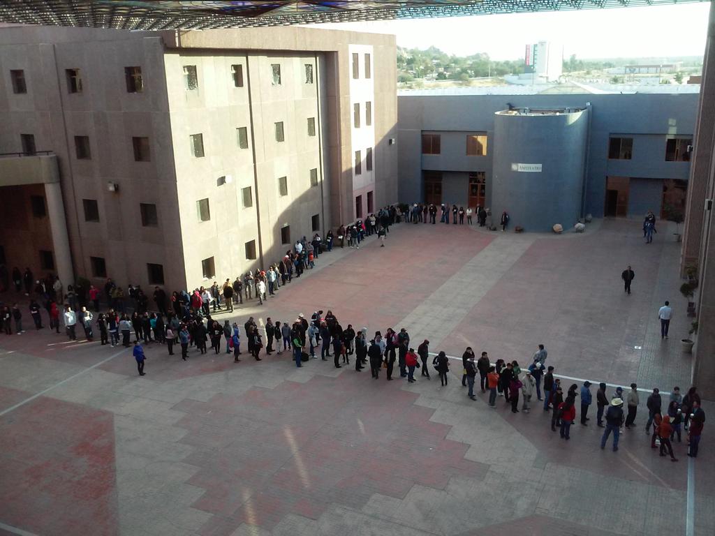 JhonnyRuizGar's tweet photo. Asi las filas en el modulo del INE para renovar la creedencial en el centro de Gobierno. Ultimo día!! #Elecciones2015 http://t.co/gN9wD1K9Fm
