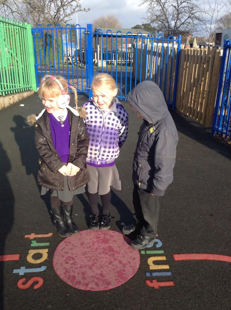 Y1 searching RPA for 2D shapes! @RowParkAcademy #outdoorlearing