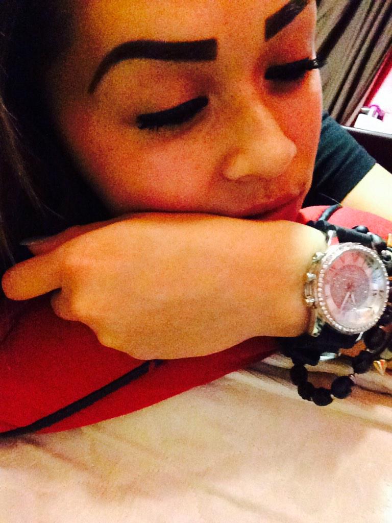jewellslegend's tweet photo. #tbt to when I used to #drawoneyebrows #lol http://t.co/b8r6KOsbEL