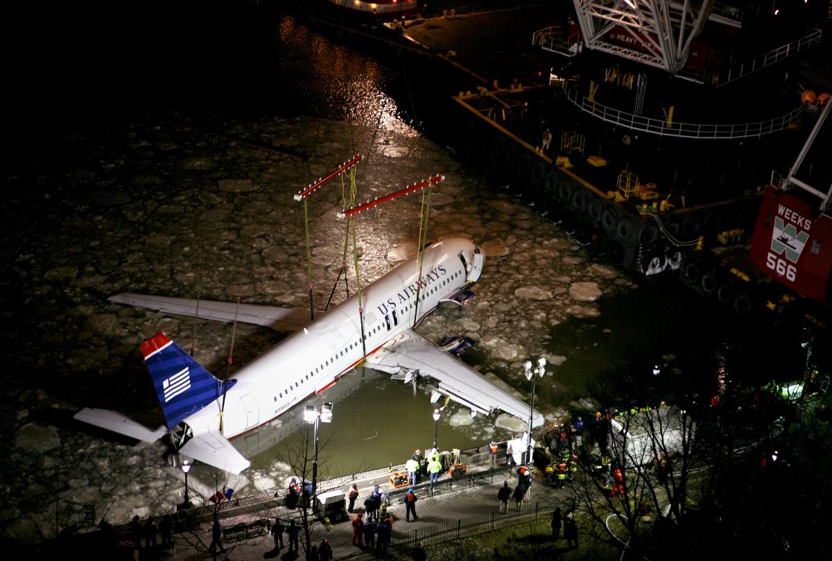 Сколько падает самолет. Us Airways Flight 1549. Airbus a320 Гудзон. Авиакатастрофа на Гудзоне 2009. Самолёт приземлился на воду Гудзон.