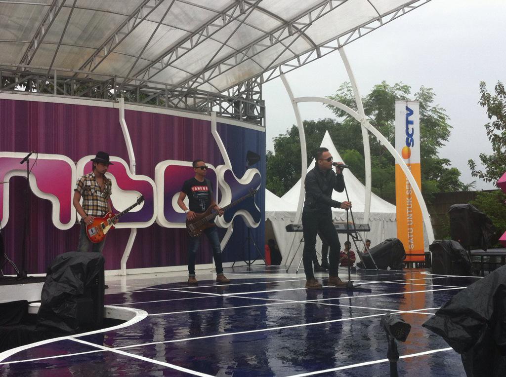 18Plus_Official's tweet photo. Thanks RT @Dewir0212: @MusicaStudios: Now @18Plus_Official PUTAR BALIKAN WAKTU at @InboxSCTV_ http://t.co/Y9n52ABMSD