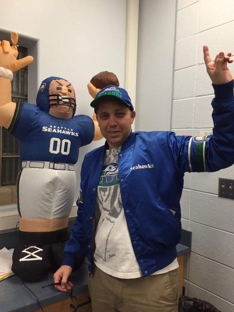 FridaXcaret_'s tweet photo. SPREAD THE WORD๐ต๐ด๐ต๐ด #13DaysOfKern #2freetickets @espn @SportsCenter @SportsNation @PeteCarroll @PaulGAllen @Seahawks http://t.co/yr7GHZyLka