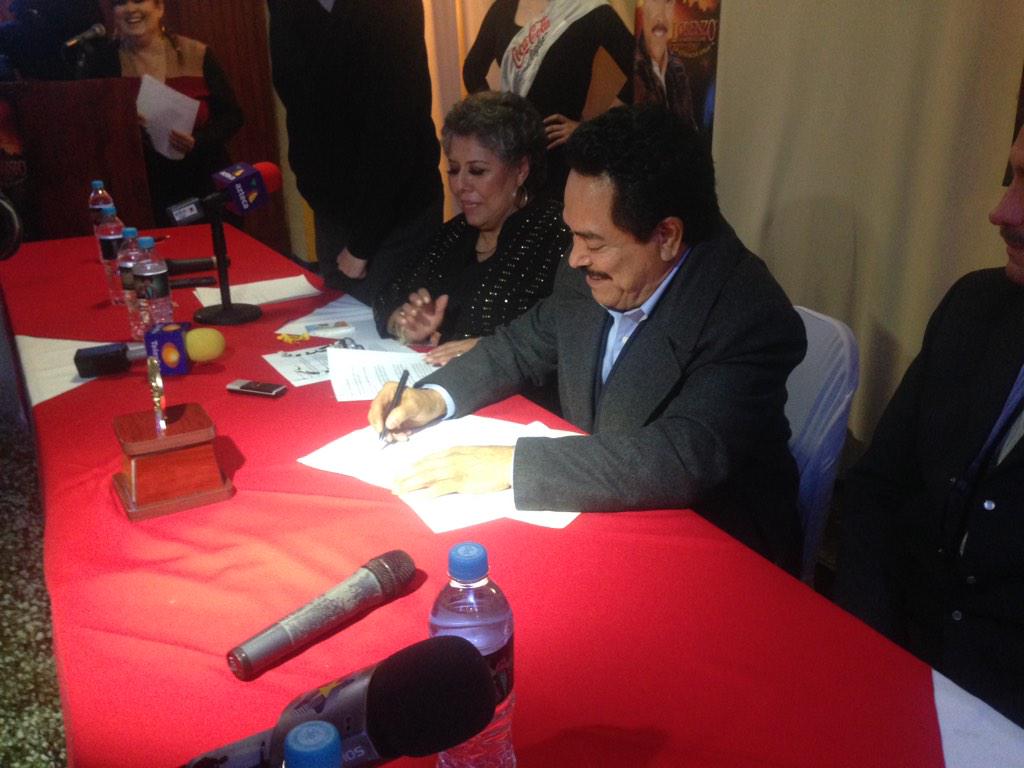TeatroANDAMTY's tweet photo. En estos momentos se da a conocer el nuevo nombre del @TeatroANDAMTY "Teadro de la Anda Lorenzo de Monteclaro" http://t.co/bWBAkVMwGi