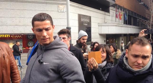 elchiringuitotv's tweet photo. Cristiano vuelve a mostrar su LADO MÁS PERSONAL con un niño. LA HISTORIA: http://t.co/nMqy6fBJNs #ElChiringuitoDeNeox http://t.co/B7kRmSEIsn