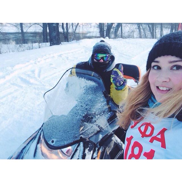 instaufa's tweet image. Пока Никита работает, довольная Оля катается на лыжах😊🙌🎿#nature #ufa #snowcar #оли�