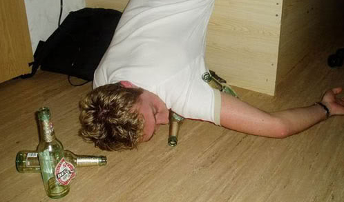 TNLdotcom's tweet photo. "I'm only having a few tonight, I've got football in the morning" http://t.co/V6LYiscXs5