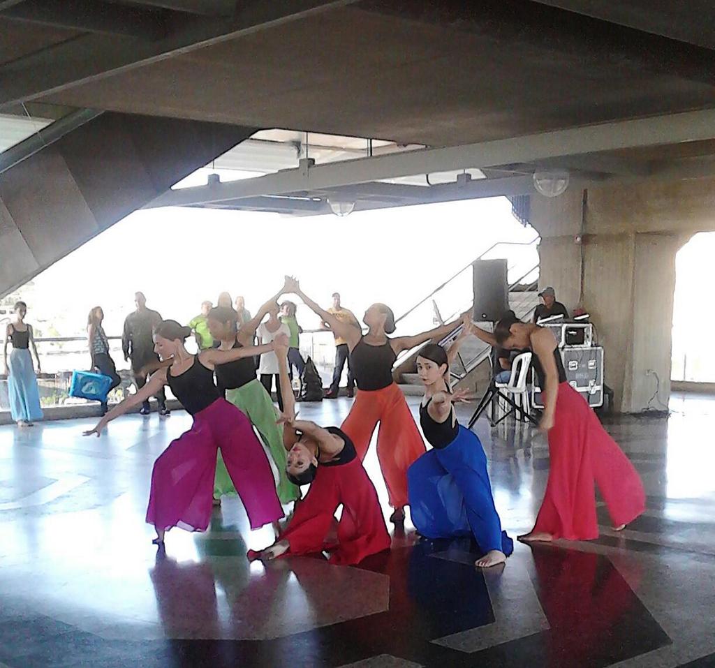 racolmenarez's tweet photo. #MetroCulturaYArte inicia 2015 con #AZUDANZA y su "Homenaje a Ali" en los miércoles de cultura de @MetroMaracaibo_ http://t.co/qzcyPVHJux