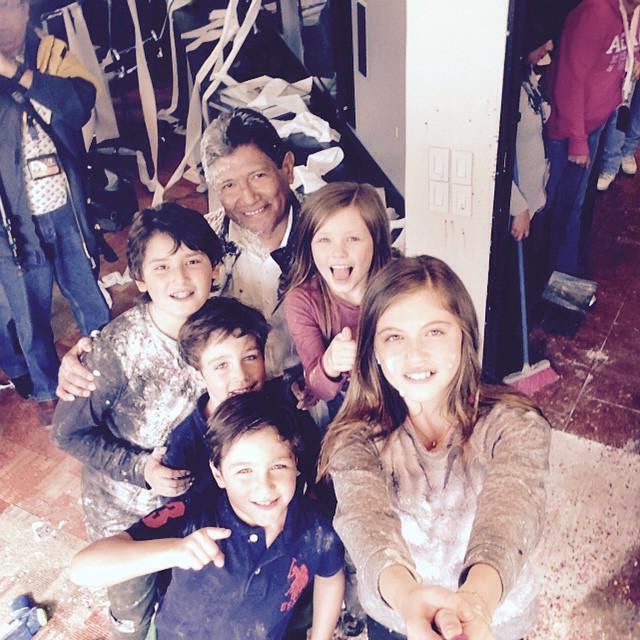 01Vives's tweet photo. Aquí en la broma #gille #alex #sebastian #alicia #luz ️️ lo manchamos con harina ♥:') http://t.co/tJF6W9c4MR
