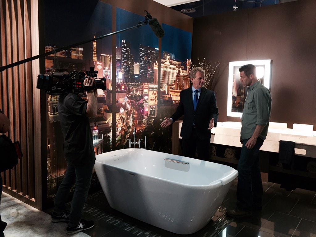 TOTOUSA's tweet image. Our own Bill Strang having fun with Jeff Devlin and DIY #KBIS2015 #TOTO25 @DIYDevlin