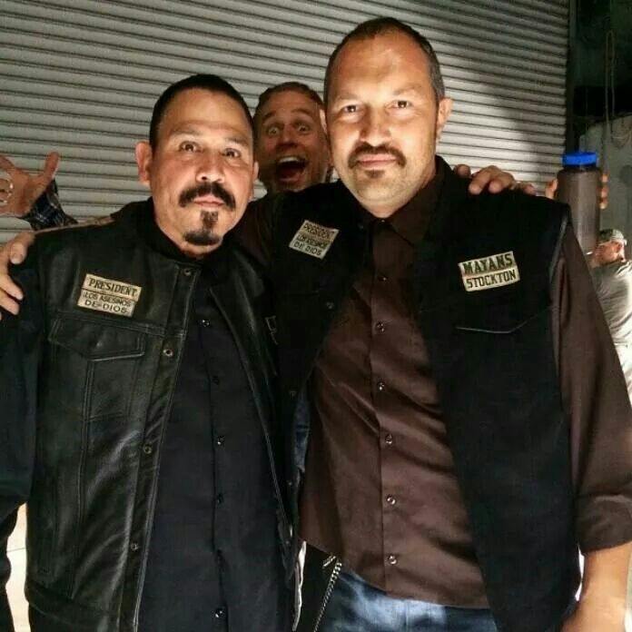 black_mamba_06's tweet image. #SOALeaders! hahaha!!;) #TheMayans with The Boss @EmilioRivera48 but.. Look #CharlieHunnam Face!!! XD @Hunnamshair XD