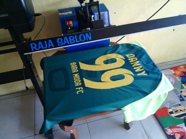 sofyanhadi51's tweet photo. ini Hasil baju bola yg di pesan Kemaren http://t.co/CyXobB4NqA