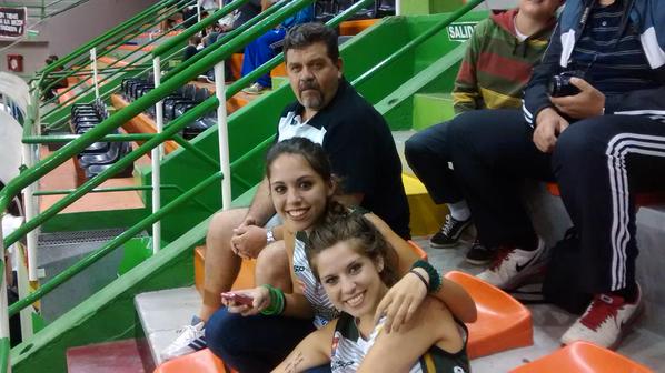 JavierCiani's tweet photo. #LNB Hinchas como estos hay pocos. Los #Patoco con @Atenas_oficial a todos lados (foto @alvarez_edu) // @isonpatoco http://t.co/DORN5949ri