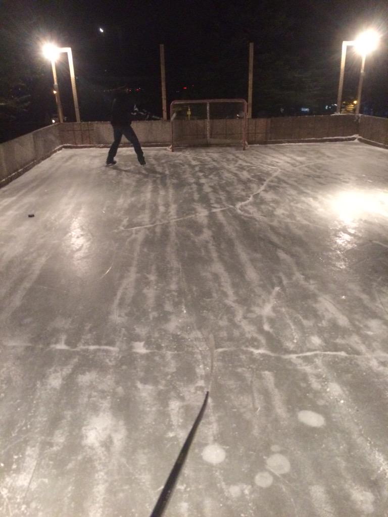 hounsell101's tweet photo. Ohhhh yea !!! #backyardpuck #bardownbeauty http://t.co/rzr7KwOJrt
