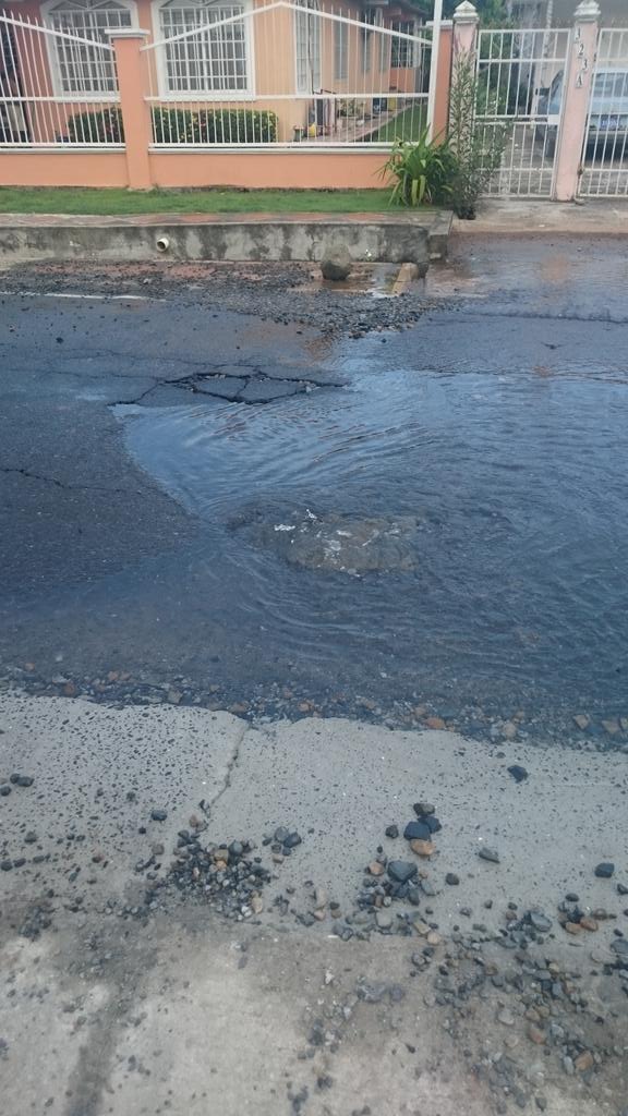 Denis_edith's tweet photo. Dsd el lunes se está reportando tubería rota En Villas Las Acacias, y el IDAAN solo dice q ya tienen los reportes. http://t.co/ixY2g4O6AC