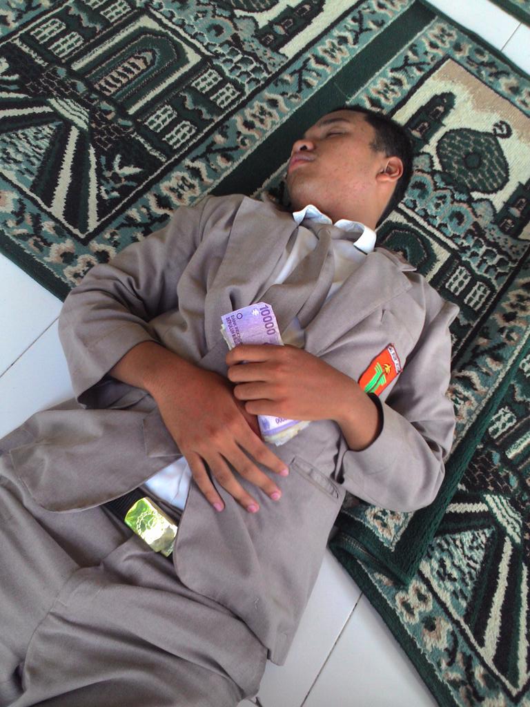 PHRASCIO40's tweet photo. abang abang jual nasinya kecapean T.T http://t.co/3y4QcejnK4