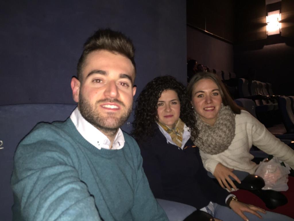 MjSerrano8's tweet photo. Noche de cine #elhobbit @McarmenBurgos #manu http://t.co/WSCeyMi2wq