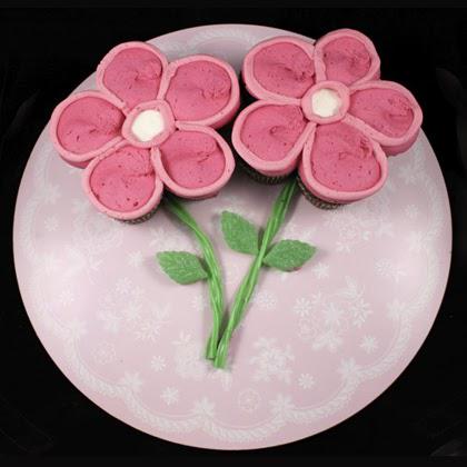 CakesDecorate's tweet image. How to Make a Spring Flower Pull-Apart Cupcake Cake buff.ly/1L3S9cg