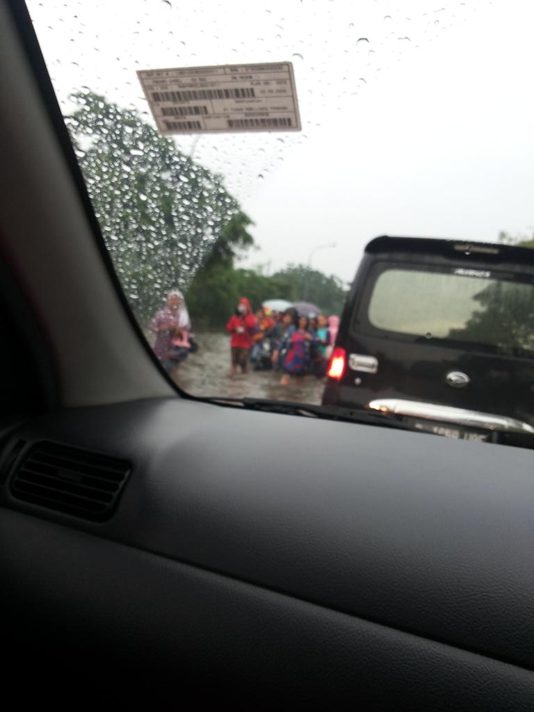 _siscasaras_'s tweet photo. Sedang menahan diri untuk gak turun mobil. Wkwkwkwkw http://t.co/RZXzR2FmaU