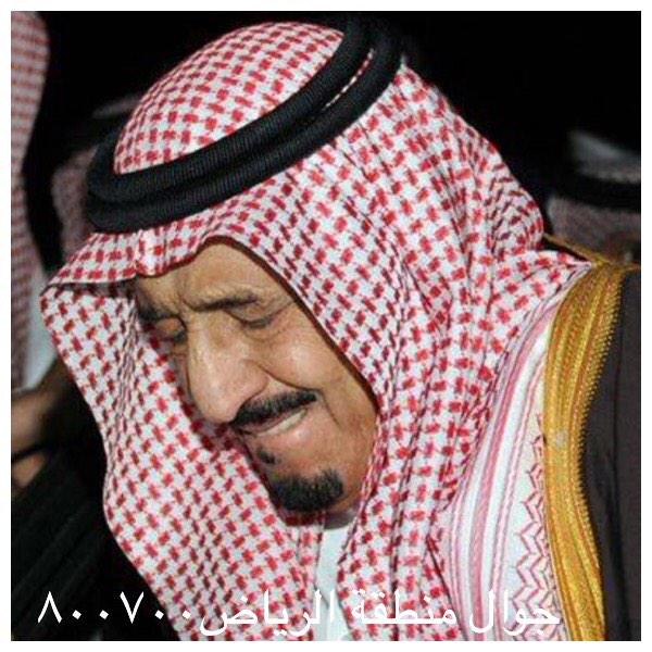 Riyadh800700's tweet photo. #الملك_سلمان_بن_عبدالعزيز يتلقى العزاء باكياً في وفاة #الملك_عبدالله
#رحم_الله_عبدالله_بن_عبدالعزيز 
@AlMnatiq http://t.co/ToPhpQClVb