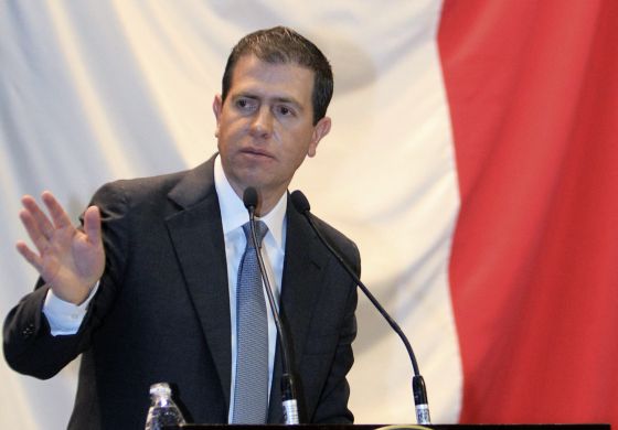 Peña Nieto retira a Alfredo Castillo, el comisionado para pacificar Michoacán cort.as/OGp2