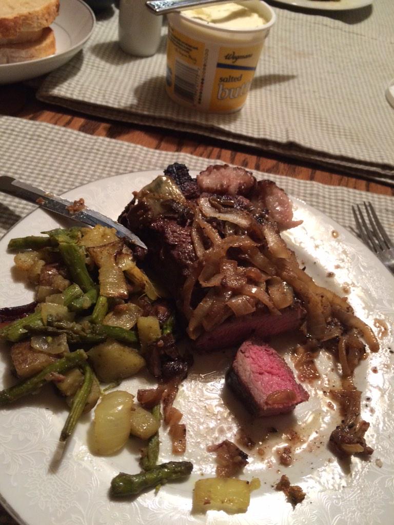_GuyInTheChair's tweet photo. Ahh steak! http://t.co/K3Ot80b14Z