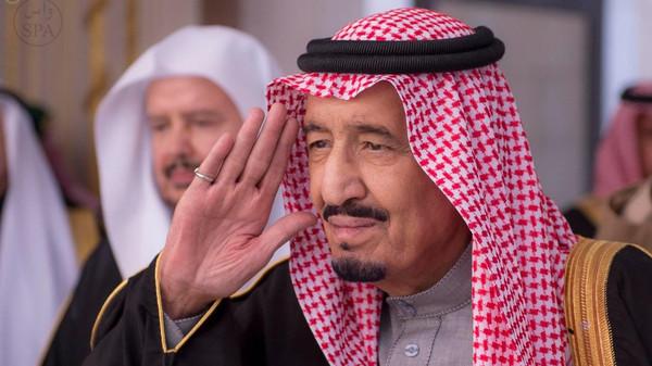 sabqorg's tweet photo. نبايع خادم الحرمين #الملك_سلمان_بن_عبدالعزيز وولي عهده الأمير مقرن بن عبدالعزيز على السمع والطاعة في المنشط والمكره. http://t.co/4Dh9meWfWK