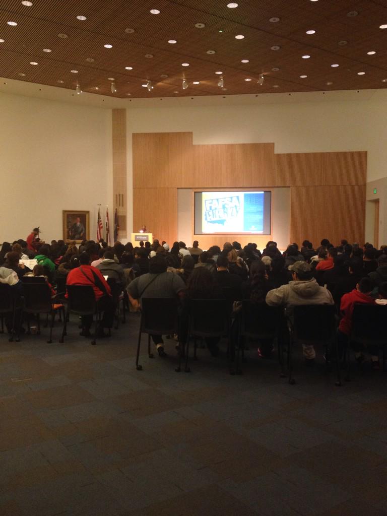 ChelseaSims23's tweet photo. Packed house with our Post Secondary parents! #PostSecParentSummit http://t.co/NNxe8jxLRr