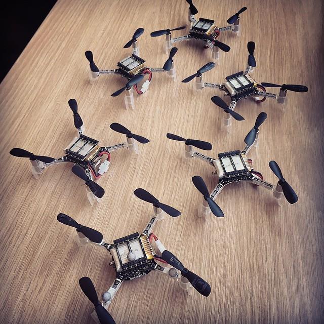 dronodromo_com's tweet image. A swarm of our new micro-quadrotors! #ACTLab #USC #UniversityofSouthernCalifornia #robotics #swarm #quadrotor #qu...