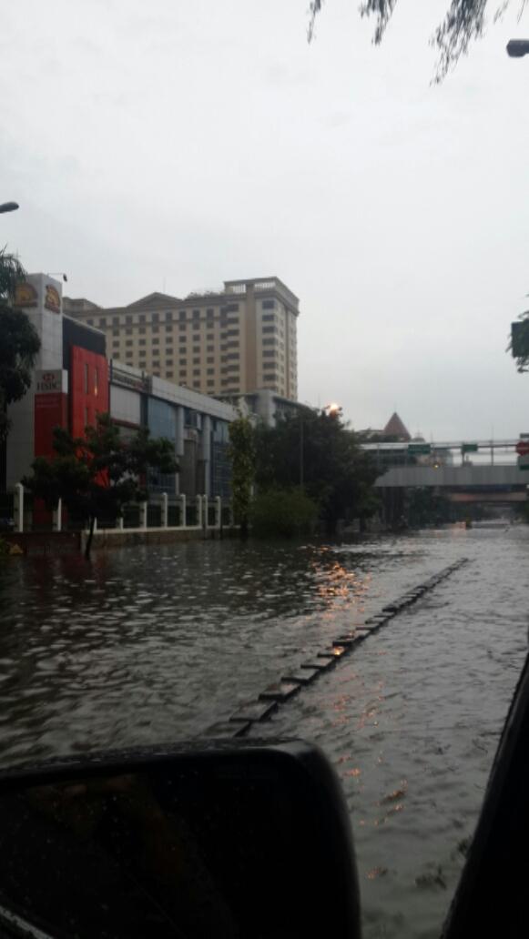 Jalan mangga dua raya banjir <a href="/TMCPoldaMetro/">TMC Polda Metro Jaya</a>