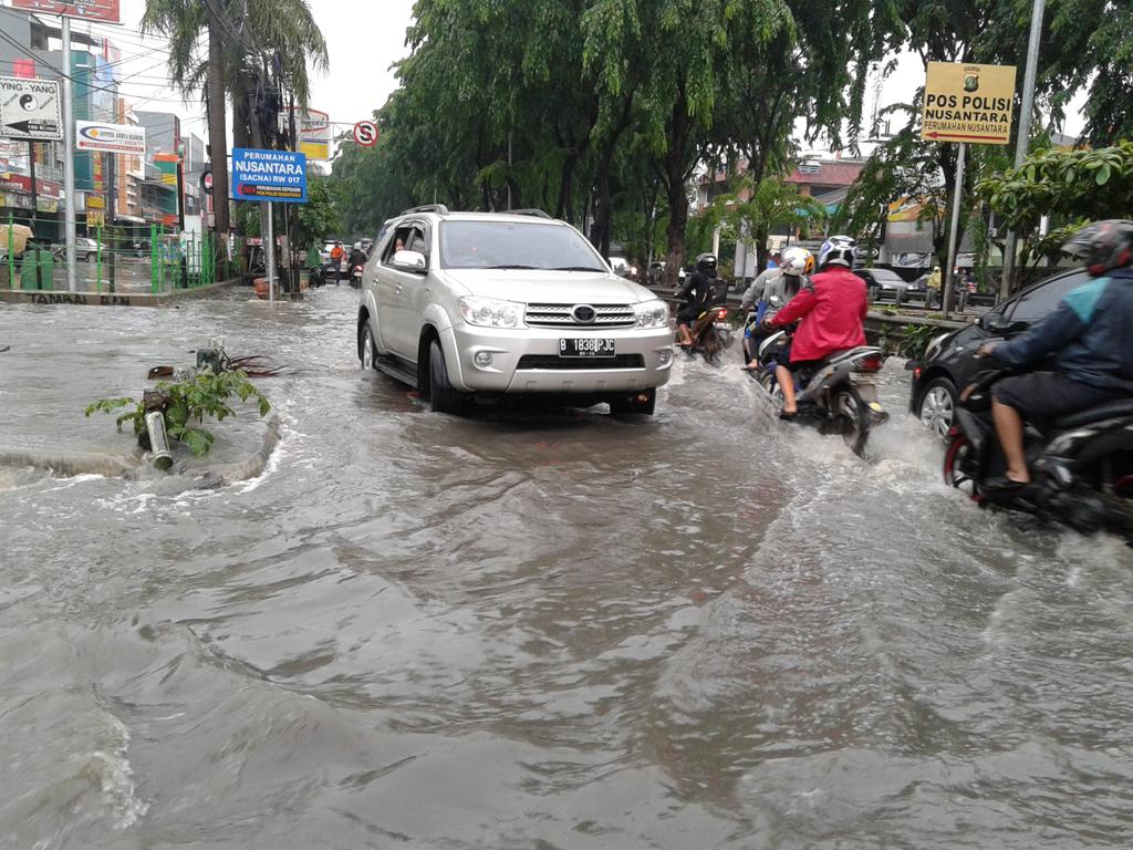 WidodoRacing36's tweet photo. Banyak kendaraan perboden Sunter danau utara dekat sunter mall @lewatmana @TMCPoldaMetro http://t.co/pgq5oRILR1