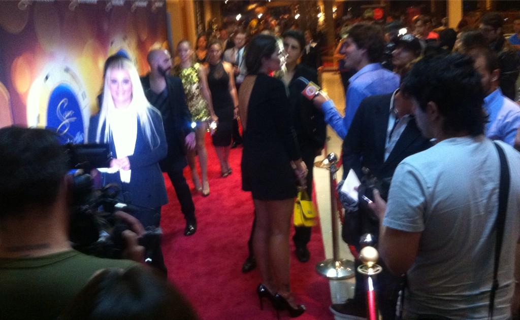 deisabellacom's tweet photo. Alfombra roja! #ProblemChildVideo @VestaLugg Foto: @DanaHermosilla http://t.co/z6MT32NBZS