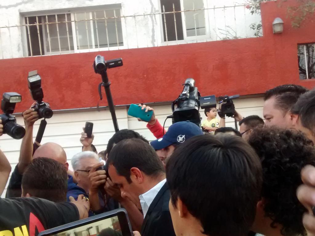 Van_leycegui's tweet photo. Va Cuauhtémoc Blanco a la alcaldía de Cuernavaca...!! Hoy se registró como Precandidato por el PSD... http://t.co/8Yzg4UgS5W