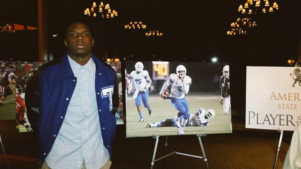 RicklanHolmes's tweet photo. @Ambitious4_fame at #AmericanStateBank Player of the Year Banquet http://t.co/iEMfXZwswu