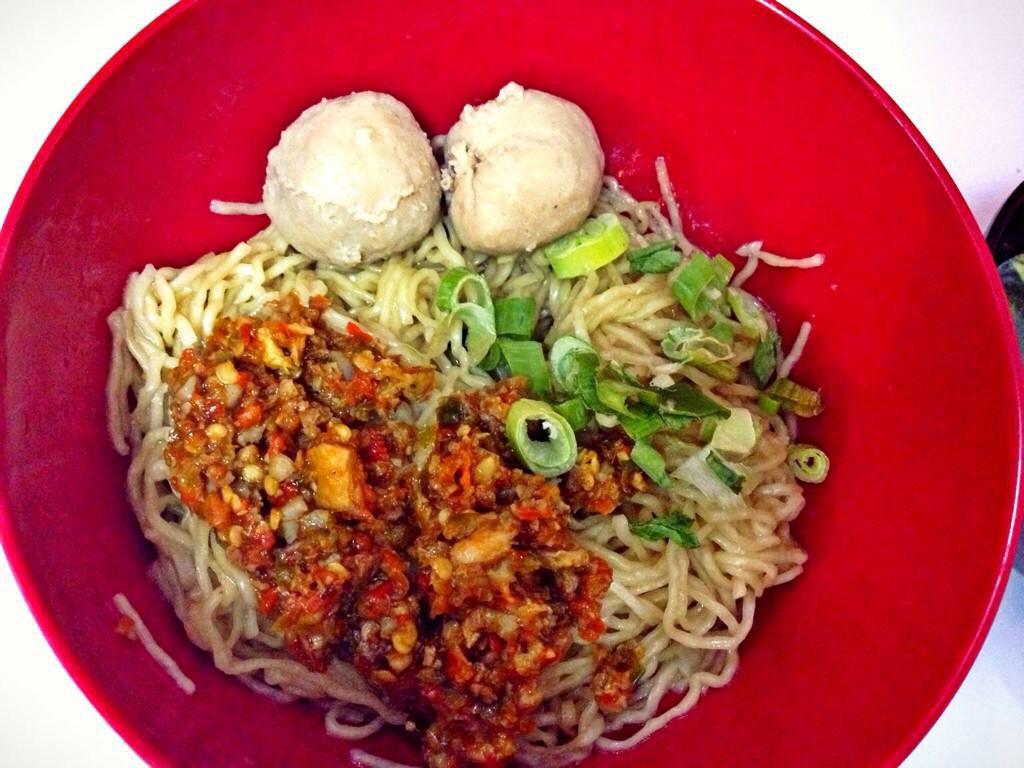 Tapi kami tetap buka spt biasa utk memenuhi hasrat pedas &amp; hangat yg tersaji dlm mangkuk mie ayam. #KulinerKemayoran