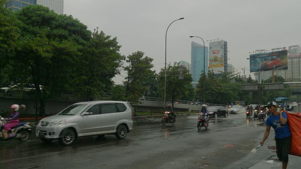 princess_sella's tweet photo. @TMCPoldaMetro tmc  genangan di depan citraland sudah menyurut http://t.co/SOoRqJ4icr