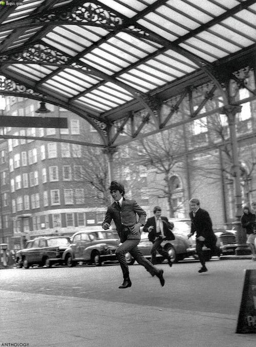 BeatlesReacts's tweet photo. When you hear "THE PIZZA IS HERE, COME AND EAT" http://t.co/reBeK7m6TQ