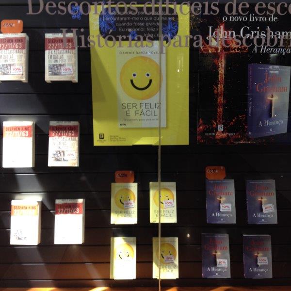 ClementeNovella's tweet photo. En las librerías portuguesas me veo entre Stephen King y John Grisham y, claro, sonrío. http://t.co/ylIGQ7AGRw