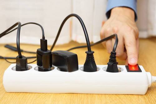 SCE's tweet photo. Do you know the difference between a surge protector and a power strip? http://t.co/076FukFJIz http://t.co/sPbw0Duevx