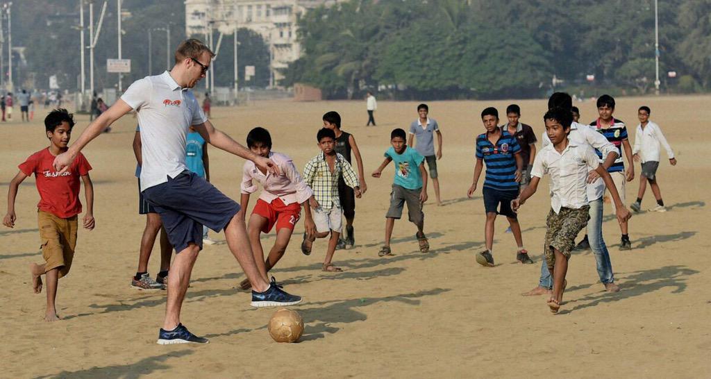 daveyharte's tweet photo. "@altenburgdabang: David against the Mumbai Goliath http://t.co/olDq67nUWa" Just before the sliding tackles came in 👍😀 #keeppossession