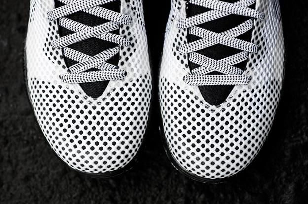 LadySneakers's tweet photo. #Nike creates a sneaker that celebrates athletes and coaches who positively impact their community #Sneakerhead http://t.co/2gd20Yjknu