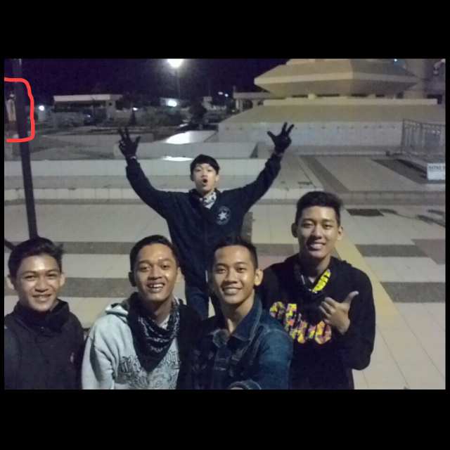 IWNCHNA's tweet photo. #PenampakanMDL @MasihDuniaLain jam 2 subuh di mesjid martapura kal-sel dan hnya ada kami aja di sana http://t.co/bQN3Mrl0a1