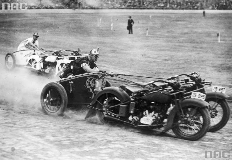 fanoutics's tweet photo. Carreras de carros del circo romano tirados por...#motos?!! ¡¡Feliz jueves!! @fanoutics · http://t.co/cC1Bf4G1Tf · http://t.co/ZaiAFcJgjZ