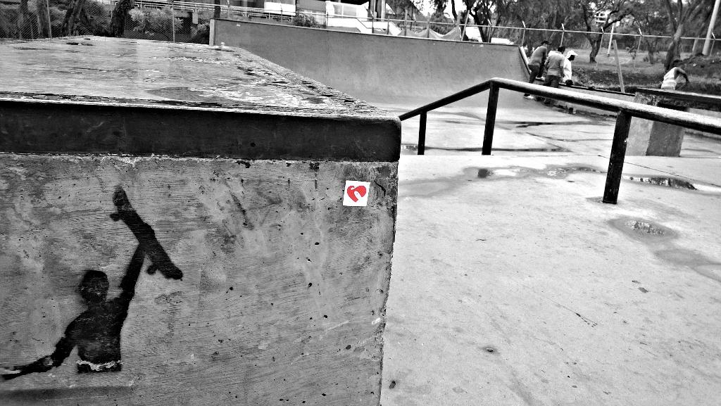 Ivonne_Navas7's tweet photo. Amar lo que hacemos #skateparkcaliDA #Cali #Colombia #skateboarding @AmorAlSk8 http://t.co/IiLvnEZIjU