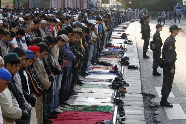 Geniustechw's tweet photo. Muslim Men Pray Eid al-Fitr Salah in the Streets of #moscow 
#Russia http://t.co/yFO6VxoSo8