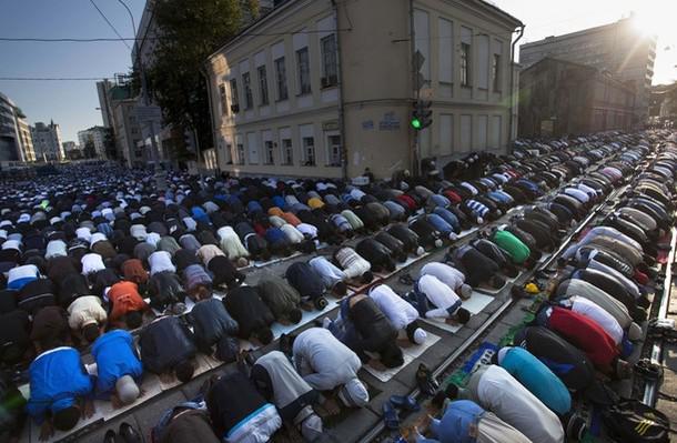 Geniustechw's tweet photo. Muslim Men Pray Eid al-Fitr Salah in the Streets of #moscow 
#Russia http://t.co/yFO6VxoSo8