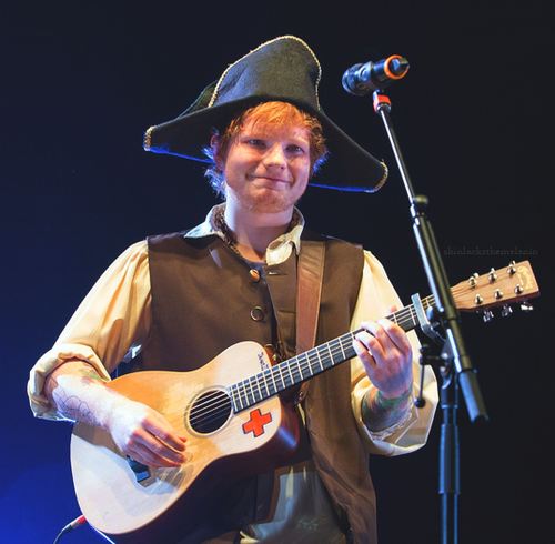 HITS961's tweet photo. The man who ranked SUPREME tonight on the #Top9at9 @OnAirRomeo ... @edsheeran #THEGinga http://t.co/GCloNUhOa8